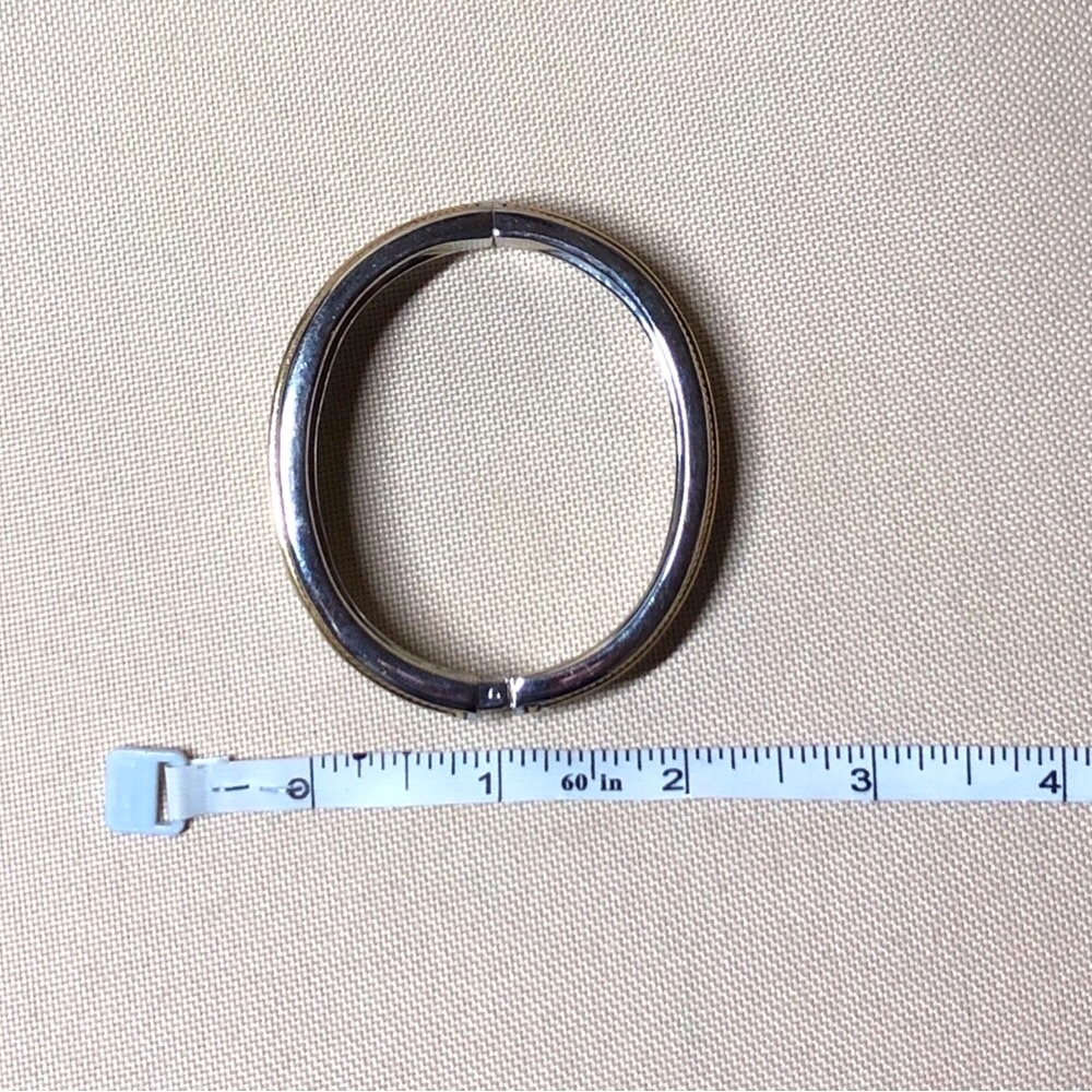 🕸️ Vintage Kim Rogers Designer Two Toned Gold & Silver Embossed Woven Bracelet - Picture 6 of 6